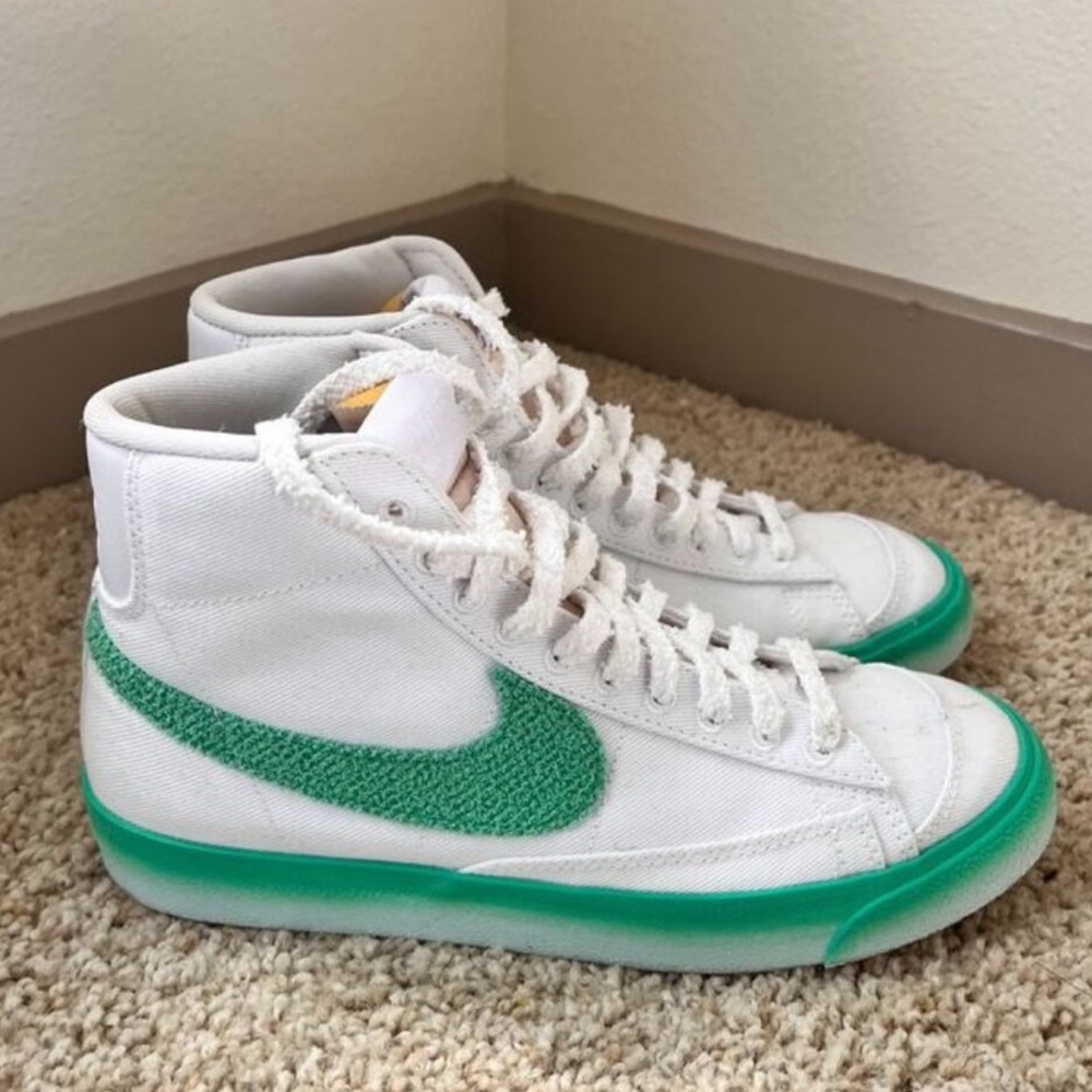- Nike Blazer Mid '77